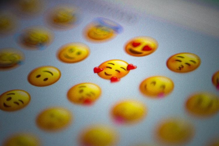 Jangan Asal Kirim! Ini Arti Emoji Sedih di WA yang Sering Disalahpahami