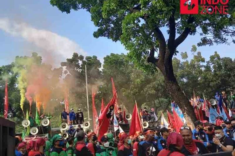 Demo di Depan Balai Kota, Buruh Tagih Janji Anies Revisi UMP
