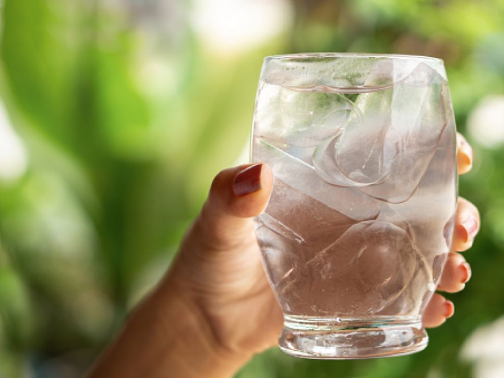 Mitos atau Fakta: Minum Air Es Bisa Membuat Haid Tidak Lancar?
