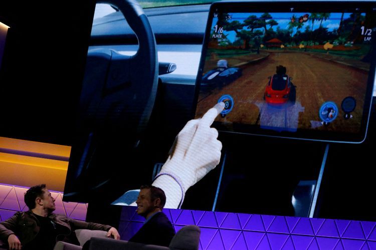 Tesla Setujui untuk Tak Izinkan Pengemudi Main Game di Dasbor saat Berkendara