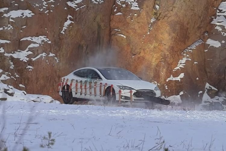 Pria Ini Ledakkan Tesla Miliknya Pakai Dinamit, Kesal Biaya Penggantian Baterai yang Mahal