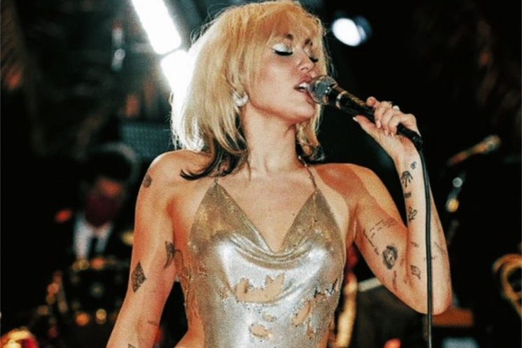 Dinilai Profesional, Miley Cyrus Tetap Bernyanyi Meski Bajunya Melorot saat Konser