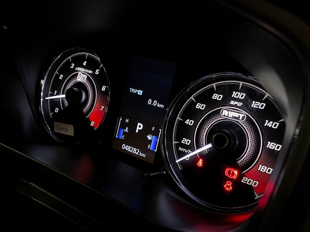 5 Tips Mengemudi Mobil Manual Saat Menanjak dengan Muatan Penuh supaya Lancar dan Aman!