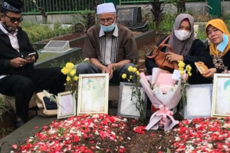 Doddy Ngotot Pindahkan Makam, Puluhan Orang Gelar Unjuk Rasa di Makam Vanessa Angel