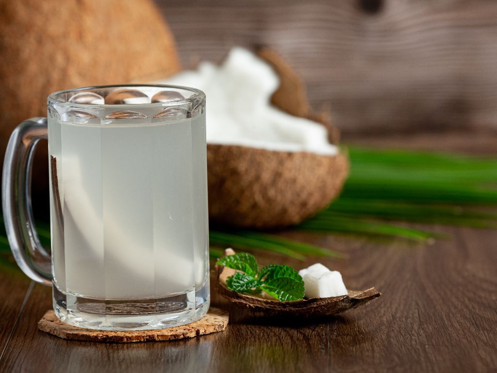 Rutin Minum Air Kelapa Setiap Hari, Aman Enggak Ya?