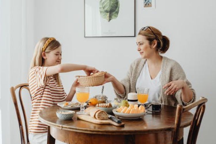 Gak Cuma Bikin Lemas, Telat Sarapan Juga Bisa Percepat Penuaan, Lho!