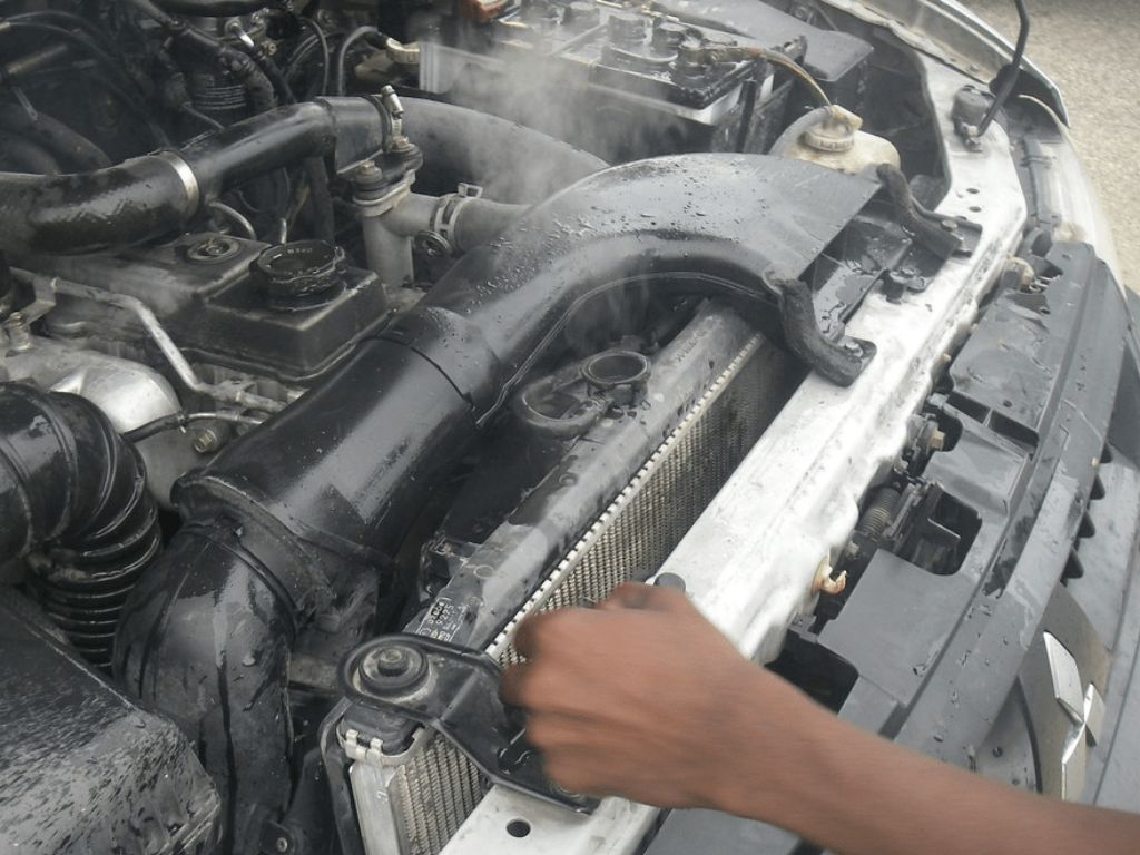Awas! Ini 5 Penyebab Mesin Mobil Overheat Saat Perjalanan Mudik Lebaran yang Harus Kamu Tahu