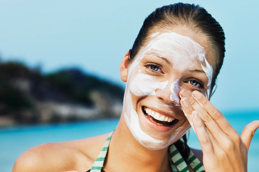 Chemical vs Physical Exfoliation: Mana yang Lebih Aman untuk Kulit Kering?