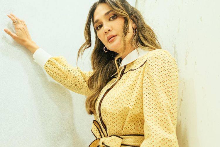 Beauty Secret: 7 Kebiasaan Luna Maya yang Bikin Wajahnya Awet Muda Terus