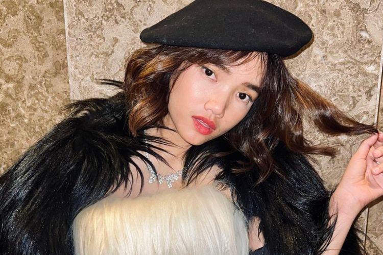 Fuji Pakai Dress Outer Bulu-bulu Unik, Netizen: Mirip Burung Gagak
