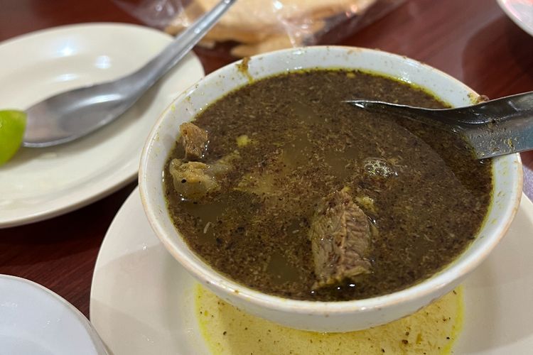 Kuliner Khas Makassar yang Bikin Kangen: Dari Coto Sampai Es Pisang Ijo Legendaris!