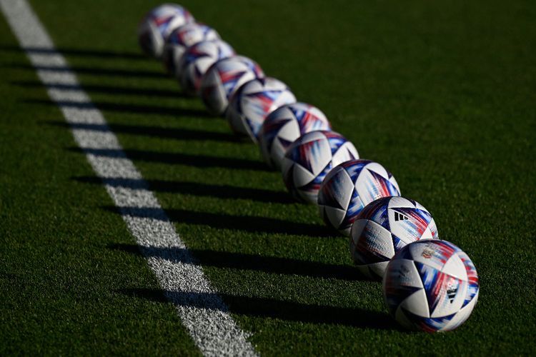 Masa Depan Lapangan Hijau: Evolusi dari VAR hingga Sensor Bola Berbasis IoT