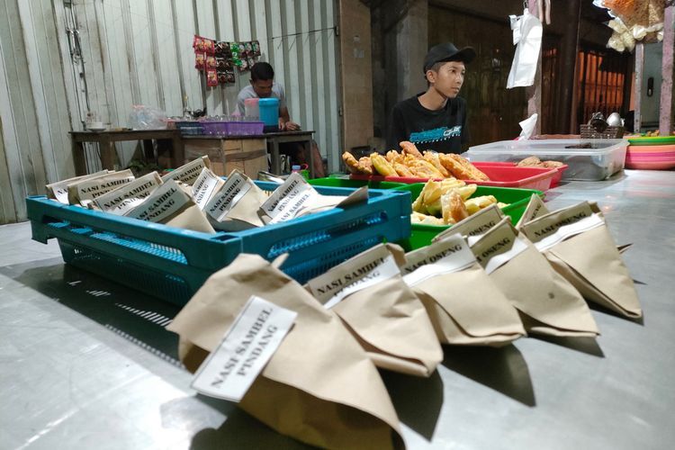 Buka di Emperan Toko Ratusan Bungkus Nasi Ludes Sehari, Pelanggannya Orang Bermobil