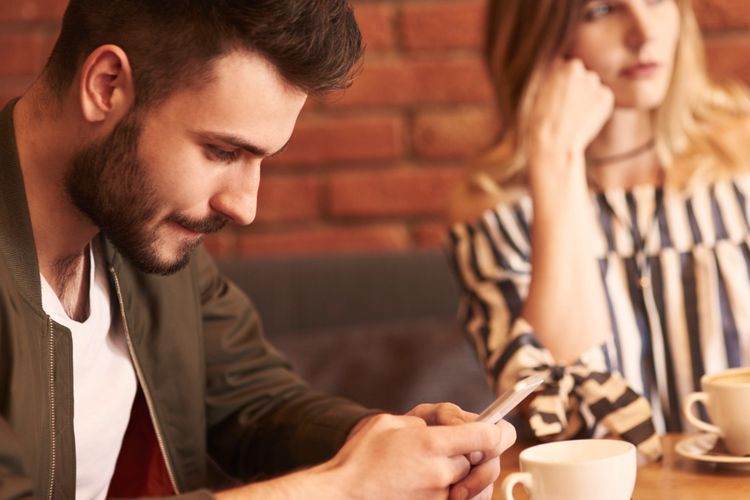 Tidak Putus, Tapi Tak Lagi Berjuang : 4 Tanda Quiet Quitting dalam Hubungan