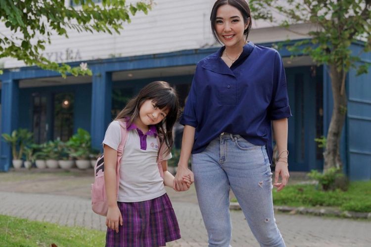 Cantik Betul! Intip Baju Gisel saat Antar Gempi Sekolah SD