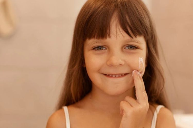 Siapa Bilang Bayi dan Anak-Anak Tidak Butuh Sunscreen? Ikuti Tips Ini agar Kulit Si Kecil Tetap Sehat!