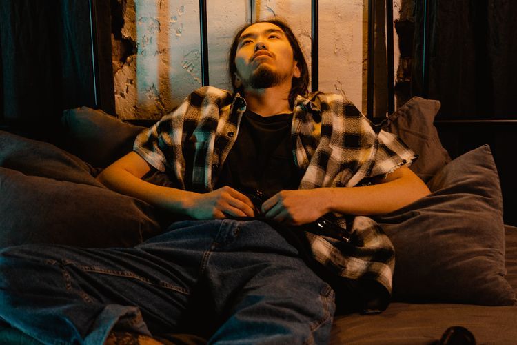 Sering Overthinking Sampai Capek Sendiri? Ini 4 Hal yang Harus Kamu Ikhlaskan Biar Hidup Lebih Tenang