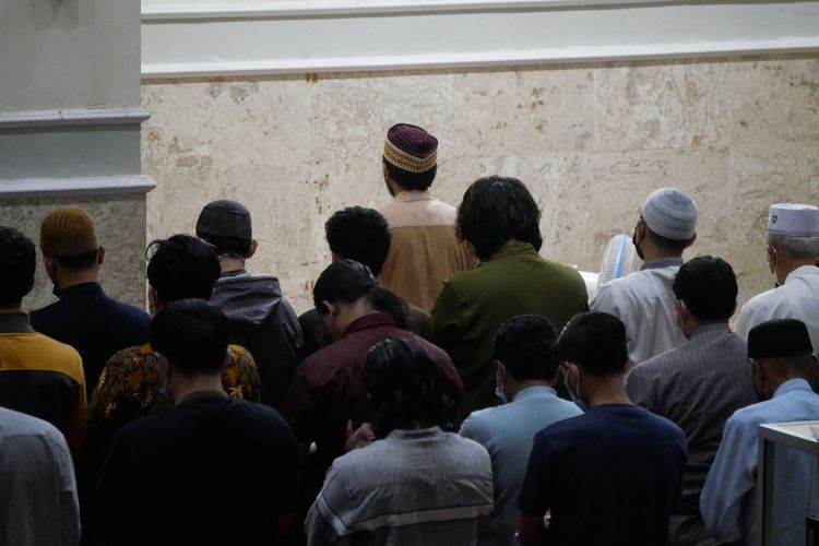 Doa Sholat Jenazah Laki-Laki dan Perempuan Lengkap dengan Artinya