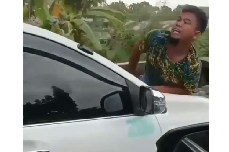 Viral Preman Nekat Naik ke Atas Kap Mobil Anggota TNI, Berakhir ke Markas