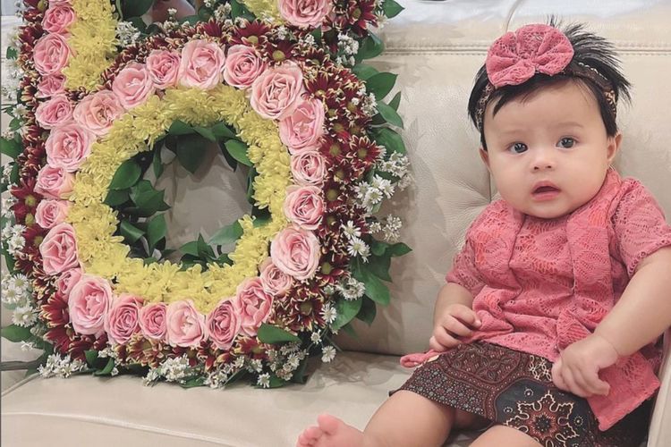 Cantiknya Potret Ameena Rayakan 6 Bulanan, Pakai Kebaya Pink Imut Makin Gemas