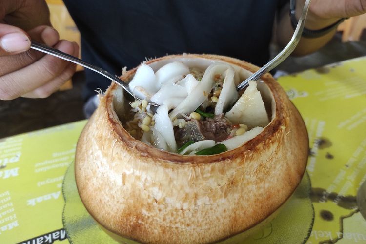 Bikin Penasaran! Di Purbalingga Ada Batok Kelapa Isi Soto, Pakai Sambel Jadi Tambah Jos!