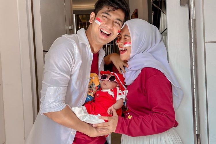 Duh, Cara Teuku Ryan Gendong Baby Moana Pas Ngemall Bikin Ngeri: Kasihan Tulang Belum Kuat
