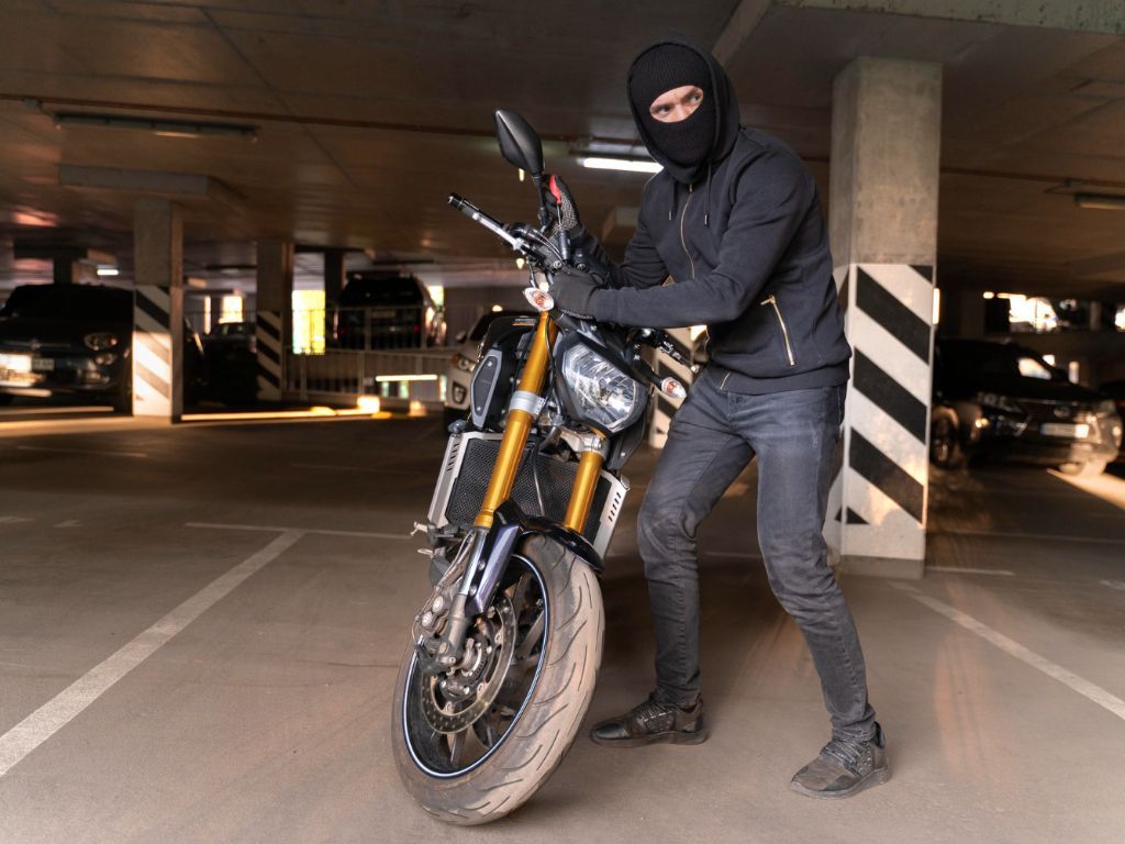 Jangan Teledor, ini 5 Cara Parkir Motor Anak Kos supaya Tetap Aman dari Incaran Curanmor!