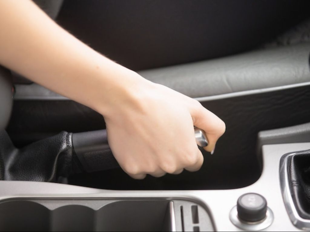 Bahaya Tak Menarik Rem Tangan saat Mobil Terjebak Macet di Tanjakan