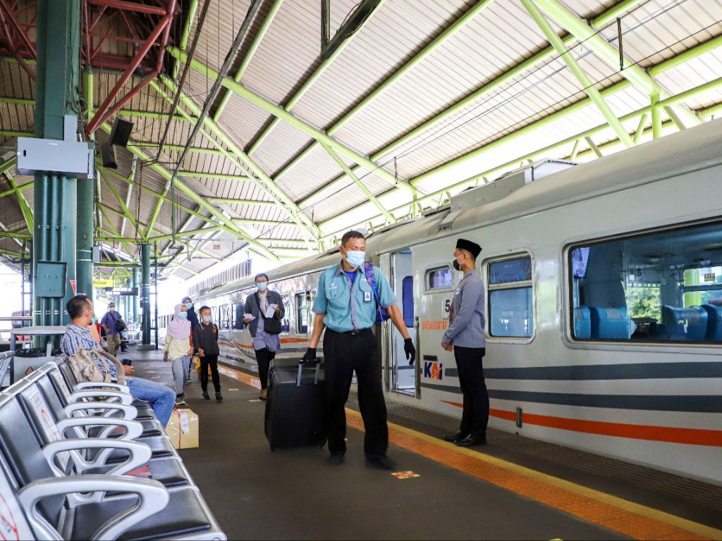 Sering Salah Kaprah! Ternyata Porter Stasiun Tidak Digaji Tetap, Begini Sistem Kerjanya