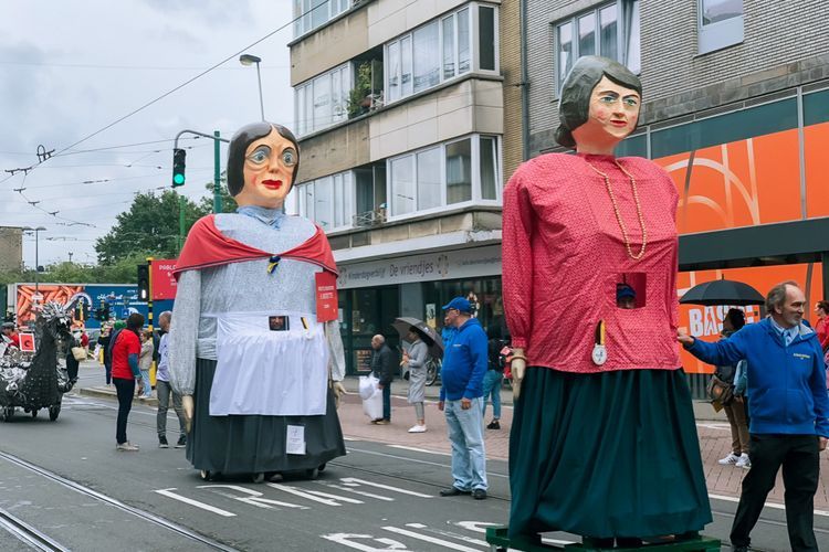 Unik! Rombongan Boneka Raksasa Berkeliaran di Jalanan Belgia, Ribuan Warga Lakukan Hal Ini