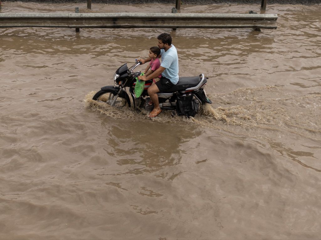 Musim Hujan Tiba, Ini 4 Cara Aman Motor Terobos Banjir