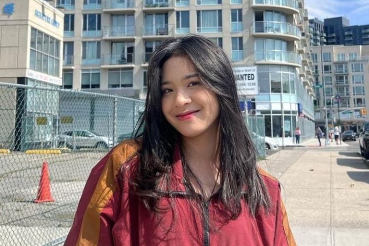 Geger Video Zee JKT 48 Ngevape, OOTD-nya Jadi Sorotan: Orang Cantik Mah Dimaafin