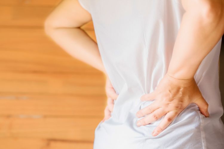 Bagaimana Cara Meredakan Sakit Pinggang saat Duduk? Begini 5 Tipsnya