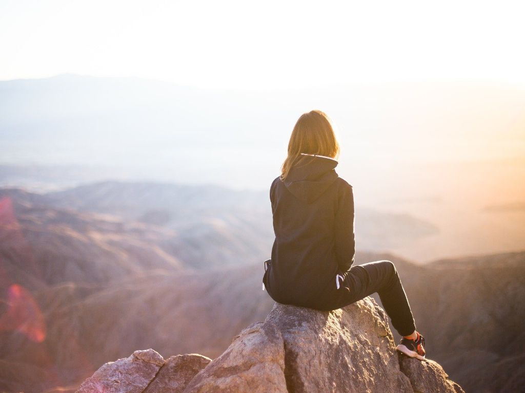 7 Tips Solo Traveling Aman untuk Cewek di Era Digital 2025