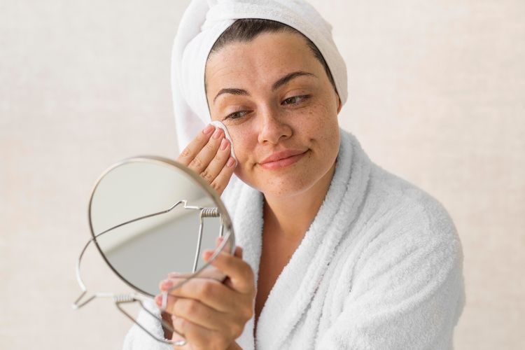 Benarkah Micellar Water Bisa Digunakan sebagai Pembersih Wajah?