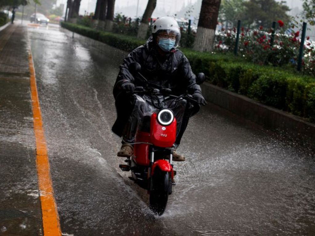 5 Cara Aman Naik Motor Listrik Saat Hujan Deras, Tetap Tenang dan Jangan Panik di Jalan!