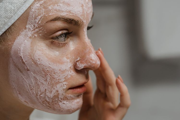 Wajah Lebih Gelap dari Tangan? Begini Cara Pilih Shade Foundation yang Tepat