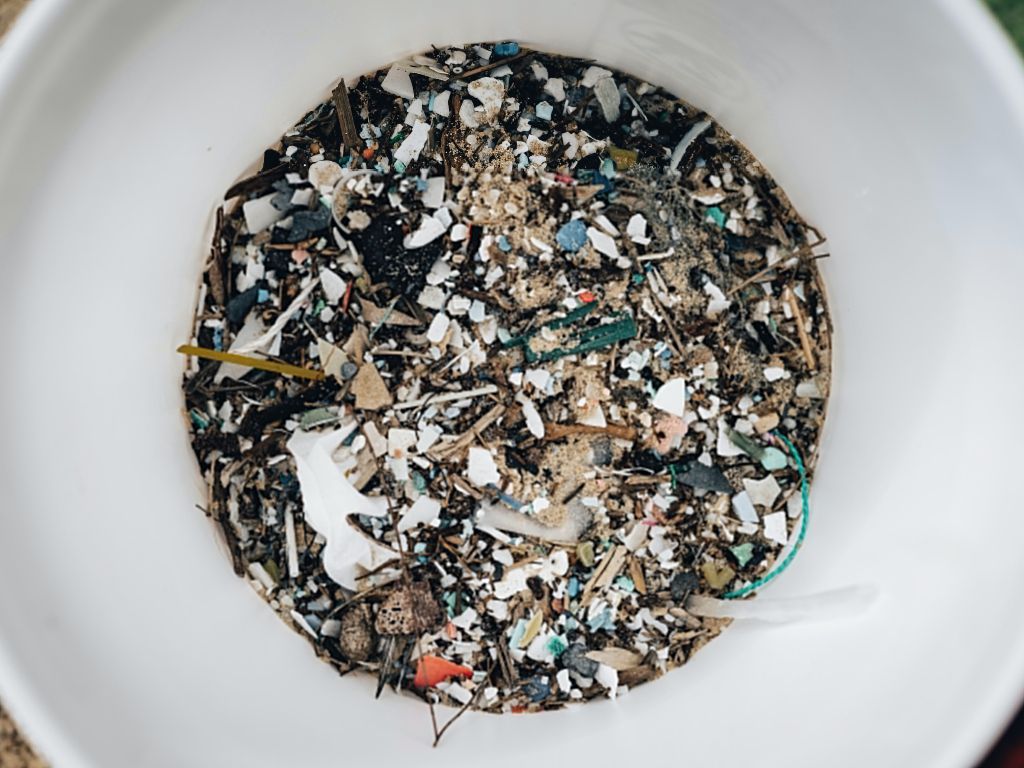 Bahaya Mikroplastik di Udara Rumah dan Cara Menghindarinya