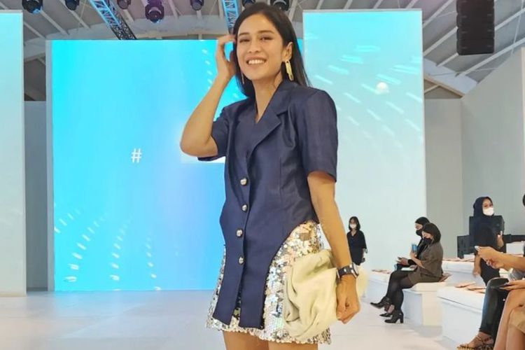 Gaya Unik Outfit Dian Sastro Nonton Fashion Show JFW 2023, Sandra Dewi: Cakep Banget