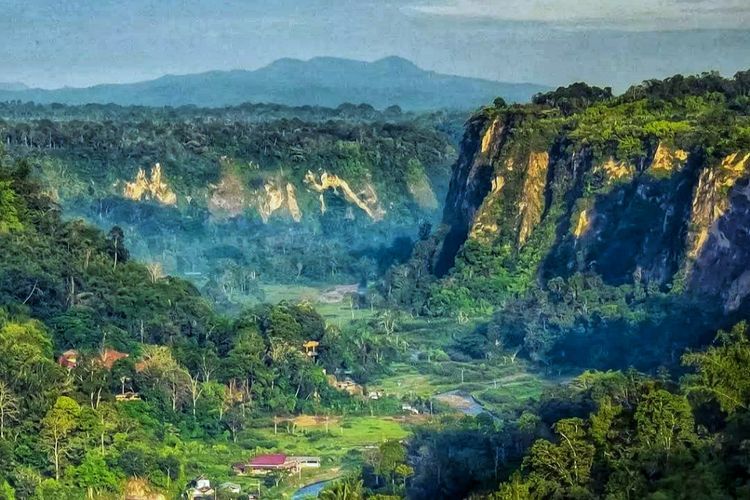 Bukittinggi Gak Cuma Jam Gadang! Ada Ngarai Seindah Lukisan dan Gulai Pedas Legendaris