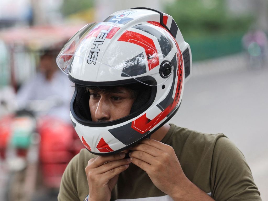 Mending Helm Half Face atau Full Face? Cek 5 Perbandingan Lengkapnya di Sini!