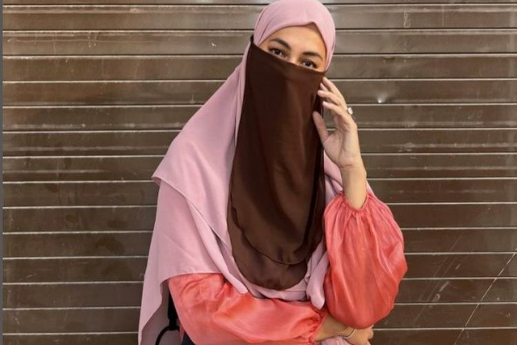 Paula Verhoeven Pakai Cadar saat Umrah di Tanah Suci, Didoakan Istiqomah Pakai Hijab