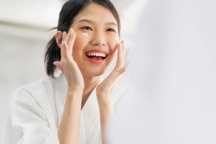 Hempas Pori-pori Besar di Wajah dengan Cara Ini, Girls!