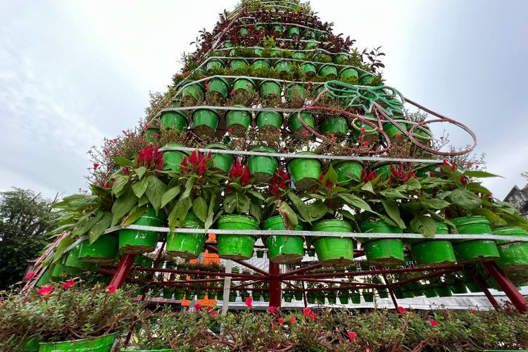 Indahnya Toleransi, Pohon Natal Raksasa di Manado Ternyata Dibuat Bersama Umat Muslim