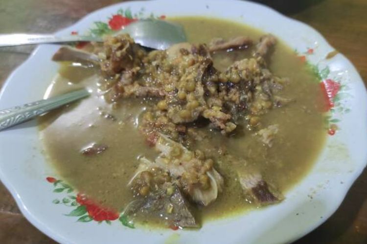 6 Makanan Aneh yang Bikin Geleng-geleng Kepala, Ada Gulai Kambing Dicampur Kacang Hijau!