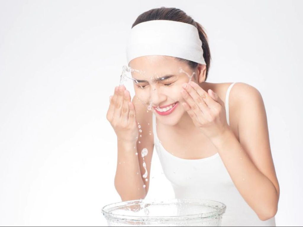 Jangan Terlalu Sering Mencuci Muka, 5 Dampak Buruk Ini Bisa Mengintai