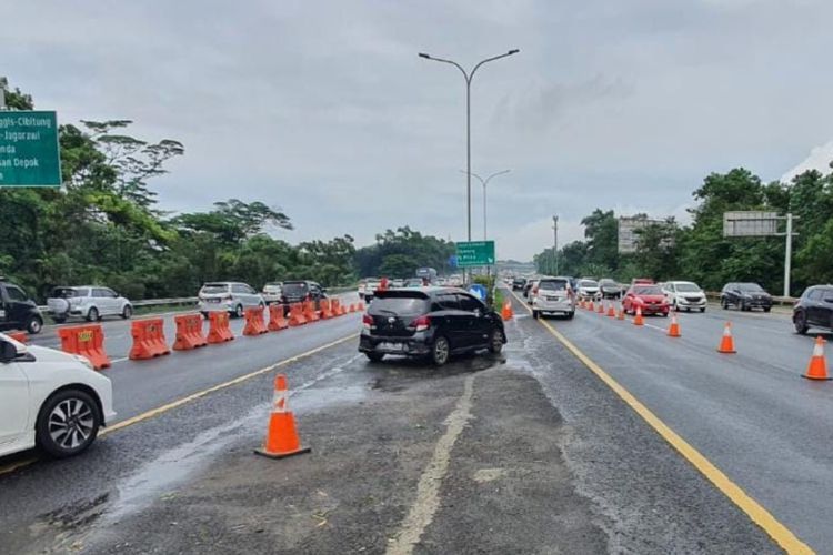 Petugas Terapkan Contraflow untuk Urai Kepadatan Ruas di Tol Jakarta-Cikampek