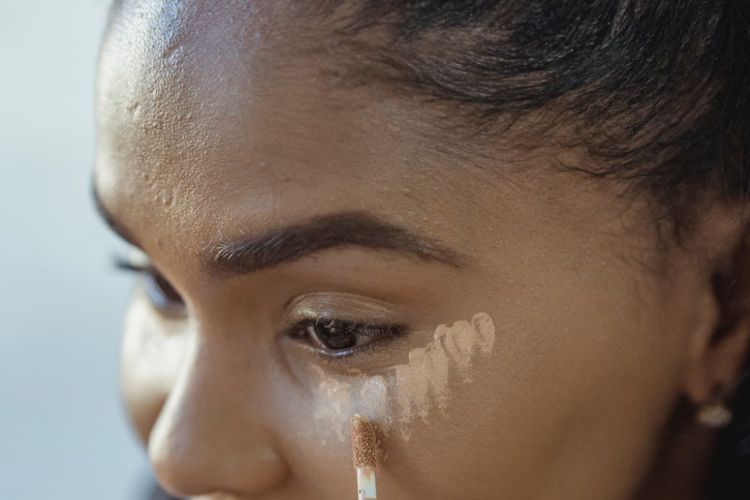 5 Cara Memakai Concealer dengan Tepat Tanpa Membuat Creasing 
