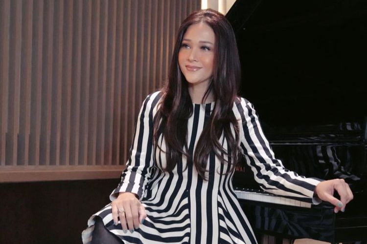 Maia Estianty Pede Makeup Sendiri saat Tampil di TV, Netizen: Hemat Bun?