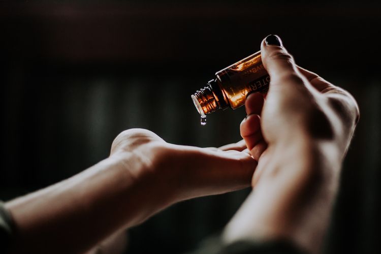 7 Manfaat Baby Oil pada Orang Dewasa, Bisa untuk Wajah dan Rambut!